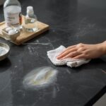 Πώς να Καθαρίσετε Λιπαρούς Λεκέδες στον Πάγκο της Κουζίνας