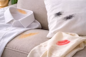 Λεκέδες από Μακιγιάζ και Καλλυντικά σε διάφορα υφάσματα. Λεκές από μακιγιάζ σε λευκό πουκάμισο, λεκές από κραγιόν σε ύφασμα, λεκές από μάσκαρα σε μαξιλαροθήκη